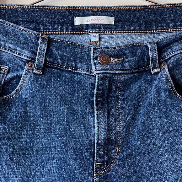 Gently Worn, but Lovingly Cared For, Women's Levi's Classic Bootcut Jeans - Picture 4 of 15